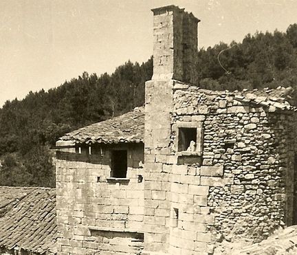 Abbaye Saint-Hilaire, monument historique class des XIIe et XIIIe sicles, premier btiment conventuel carme (XIIIe sicle) du Comtat Venaissin (1274-1791) - Mnerbes - Vaucluse - Clocher provenal - Tremblement de terre de 1909