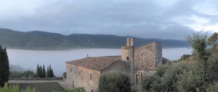 Abbaye Saint-Hilaire, monument historique class des XIIe et XIIIe sicles, premier btiment conventuel carme (XIIIe sicle) du Comtat Venaissin (1274-1791) - Mnerbes - Vaucluse