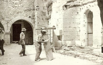 Abbaye Saint-Hilaire, monument historique class des XIIe et XIIIe sicles, premier btiment conventuel carme (XIIIe sicle) du Comtat Venaissin (1274-1791) - Mnerbes - Vaucluse - Premiers travaux de consolidation du mur sud de la chapelle - 1969