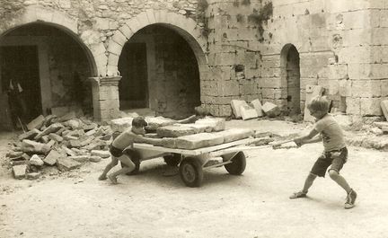 Abbaye Saint-Hilaire, monument historique class des XIIe et XIIIe sicles, premier btiment conventuel carme (XIIIe sicle) du Comtat Venaissin (1274-1791) - Mnerbes - Vaucluse - Devoirs de vacances