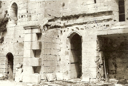 Abbaye Saint-Hilaire, monument historique class des XIIe et XIIIe sicles, premier btiment conventuel carme (XIIIe sicle) du Comtat Venaissin (1274-1791) - Mnerbes - Vaucluse - Premiers travaux de consolidation du mur sud de la chapelle - 1969