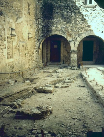 Abbaye Saint-Hilaire, monument historique class des XIIe et XIIIe sicles, premier btiment conventuel carme (XIIIe sicle) du Comtat Venaissin (1274-1791) - Mnerbes - Vaucluse - Fouilles archologiques du clotre - 1996