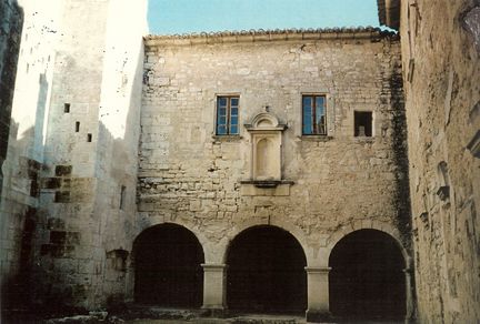 Abbaye Saint-Hilaire, monument historique class des XIIe et XIIIe sicles, premier btiment conventuel carme (XIIIe sicle) du Comtat Venaissin (1274-1791) - Mnerbes - Vaucluse - Galerie est du clotre restaure - 1994