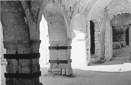 Abbaye Saint-Hilaire, monument historique class des XIIe et XIIIe
sicles, premier btiment conventuel carme (XIIIe sicle) du Comtat
Venaissin (1274-1791) - Mnerbes - Vaucluse - Ferrage des piliers de la
galerie est - 1972
