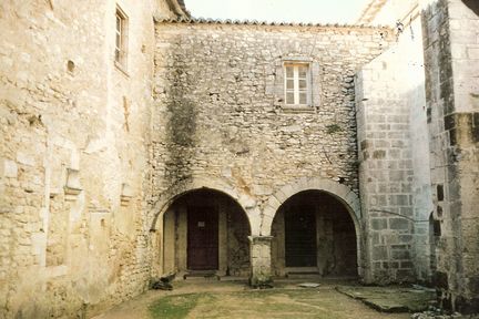 Abbaye Saint-Hilaire, monument historique class des XIIe et XIIIe sicles, premier btiment conventuel carme (XIIIe sicle) du Comtat Venaissin (1274-1791) - Mnerbes - Vaucluse - Galerie ouest du clotre avant travaux - 1993