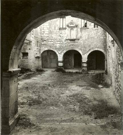 Abbaye Saint-Hilaire, monument historique class des XIIe et XIIIe sicles, premier btiment conventuel carme (XIIIe sicle) du Comtat Venaissin (1274-1791) - Mnerbes - Vaucluse - Galerie est, piliers ceinturs - 1999