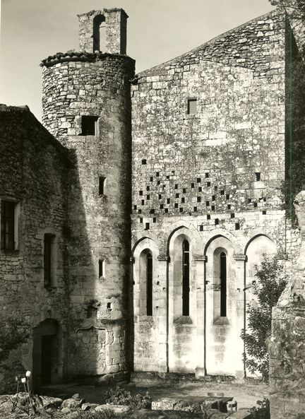 Abbaye Saint-Hilaire, monument historique class des XIIe et XIIIe sicles, premier btiment conventuel carme (XIIIe sicle) du Comtat Venaissin (1274-1791) - Mnerbes - Vaucluse - Cour du chevet