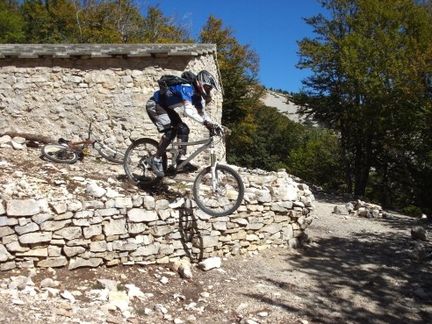 Architecture vernaculaire : mur de soutnement de pierres sches vandalis par une pratique irresponsable