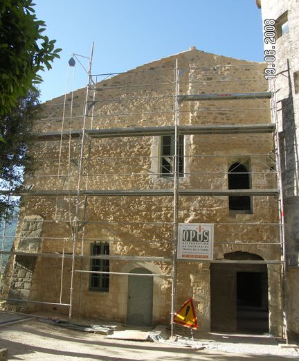 Abbaye Saint-Hilaire, monument historique class des XIIe et XIIIe sicles, premier btiment conventuel carme (XIIIe sicle) du Comtat Venaissin (1274-1791) - Mnerbes - Vaucluse - Entreprise OPUS - Rfection de l'enduit de la faade nord du btiment claustral est.