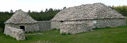 Le Jas des Terres du Roux  Redortiers dans les Alpes-de-Haute-Provence (France) : bergerie construite en pierre sche  la fin du XIXe sicle.