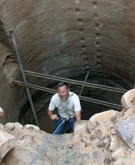 Paul Courbon descendant dans un puits - Mission sur le site nabaten de Medan Saleh en Arabie Saoudite - 2014