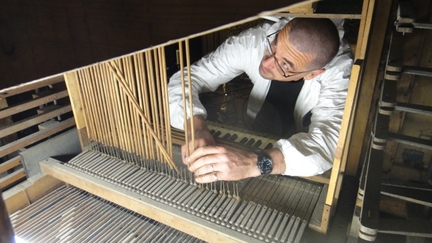 Dmontage des vergettes de l'orgue de la cathdrale Saint-Anne d'Apt par l’quipe de Pierre-Marc Saby, facteur d’orgues