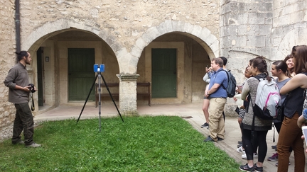 Lasergrammtrie de l'abbaye Saint-Hilaire par la socit Art Graphique & Patrimoine (AGP), cour du clotre - 2016