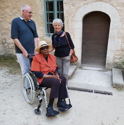 2018.10.05 Maryse Cond (ne Boucolon), son poux Richard Philcox et Pascale Theriez de passage  l'abbaye Saint-Hilaire