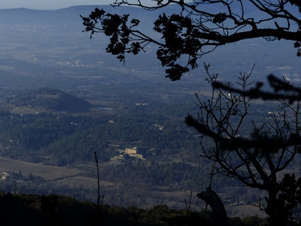 L'abbaye Saint-Hilaire vue depuis le chemin de la fort des Cdres qui couvre une partie du plateau sommital du Petit Luberon