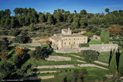 Murs en maonnerie de pierre sche des terrasses de l'abbaye Saint-Hilaire, photo de Guillaume JEANIN, 2019