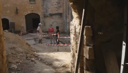 2021.05 - Fouilles archologiques dans le cour du chevet de l'abbaye Saint-Hilaire, conduites par