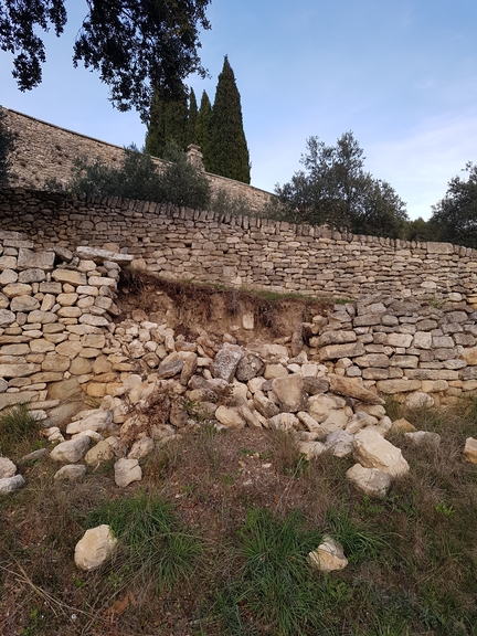 Abbaye Saint-Hilaire, boulement d'un mur de soutnement en maonnerie de pierre sche