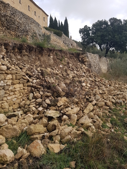 Abbaye Saint-Hilaire, boulement d'un mur de soutnement en maonnerie de pierre sche