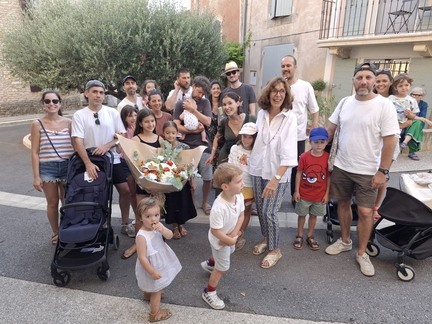 2026.08 Exposition de Christine BOZZA, Photographe � GOULT - Christine Bozza entour�e des amis lors du Finissage le 15 aout � Thomas Schaaf