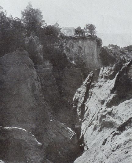 L'Illustration - 12 septembre 1942 - Falaises et gorges profondes  l'ore du village auxquelles la coloration rouge des terres et leurs replis donnent une allure dantesque - Roussillon 84220