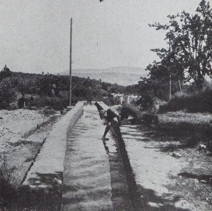 L'Illustration - 12 septembre 1942 - Le lavage de l'argile ocreuse dans des canaux coups de chicanes - Roussillon 84220
