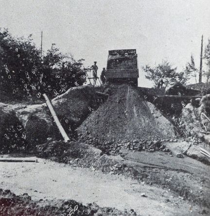 L'Illustration - 12 septembre 1942 - Le dchargement des camions prs de l'usine o la terre est traite - Ocrerie Mathieu  Roussillon 84220