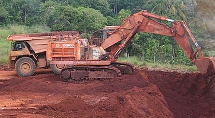 Exploitation d'un gisement de sable ocreux rouge en Inde