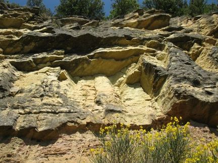 Le Pgue 26770 (Drme) - Front de sable ocreux en bordure du chemin de randonne - Photo: Flix Baudin-Laurencin