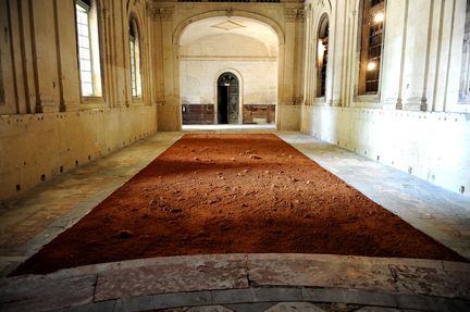 Richard Long - Champ d'ocre - Installation Chapelle Saint-Charles - Avignon - 2011