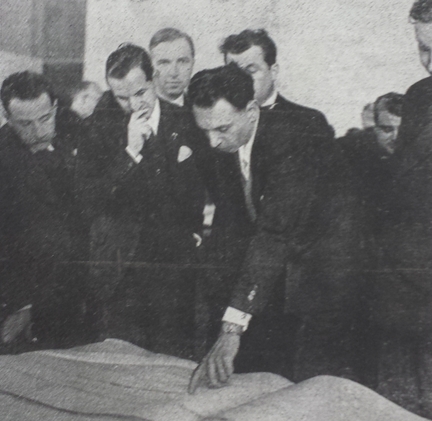 Eugne Beaudouin prsentant le Plan d’amnagement et d’extension de la ville de Marseille  M. Franois Lehideux, secrtaire d'tat  la production industrielle - Marseille, 03 fvrier 1942