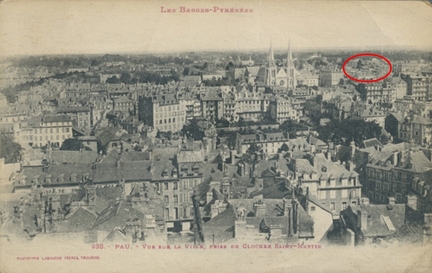 Carte postale d'une vue arienne du centre-ville de Pau - Localisation des halles place des coles (actuelle place de la Rpublique)