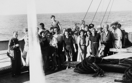 Groupe de rfugis  bord du navire Paul-Lemerle, exfiltrs de Marseille vers la Martinique en mai 1941, par le Centre Amricain de Secours.