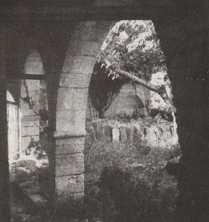 Oppde-le-Vieux - Le clotre du prieur - photographie de 1941 illustant l'article