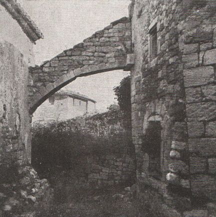 Oppde-le-Vieux - Contrefort dans le village - photographie de 1941 illustant l'article