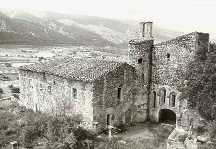 abbaye Saint-Hilaire - La cour du chevet en 1961
