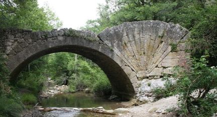 Pont  coquille sur l'Aigue-Brun - Commune de Bonnieux