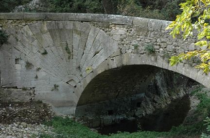 Pont  coquille sur l'Aigue-Brun - Commune de Lourmarin