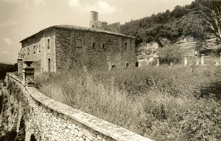 Abbaye Saint-Hilaire, monument historique class des XIIe et XIIIe sicles, premier btiment conventuel carme (XIIIe sicle) du Comtat Venaissin (1274-1791) - Mnerbes - Vaucluse - Grande terrasse classe M.H. en 1961