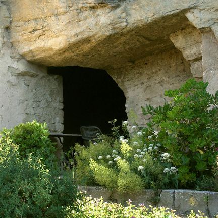 Abbaye Saint-Hilaire, monument historique class des XIIe et XIIIe sicles, premier btiment conventuel carme (XIIIe sicle) du Comtat Venaissin (1274-1791) - Mnerbes - Vaucluse - Terrasses classes M.H. du jardin conventuel - Four troglodytique