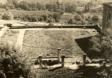 Abbaye Saint-Hilaire, monument historique class des XIIe et XIIIe sicles, premier btiment conventuel carme (XIIIe sicle) du Comtat Venaissin (1274-1791) - Mnerbes - Vaucluse - Grande terrasse classe M.H. en 1961