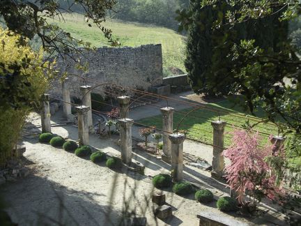 Abbaye Saint-Hilaire, monument historique class des XIIe et XIIIe sicles, premier btiment conventuel carme (XIIIe sicle) du Comtat Venaissin (1274-1791) - Mnerbes - Vaucluse - Terrasses classes M.H. du jardin conventuel - Jardin de vigne avant restauration