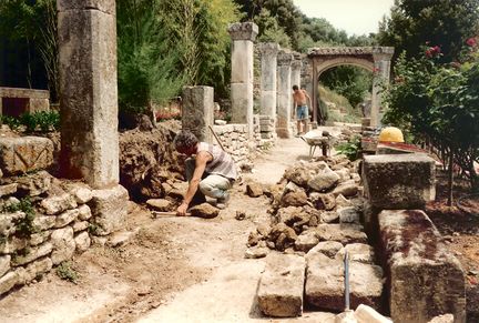 Abbaye Saint-Hilaire, monument historique class des XIIe et XIIIe sicles, premier btiment conventuel carme (XIIIe sicle) du Comtat Venaissin (1274-1791) - Mnerbes - Vaucluse - Terrasses classes M.H. du jardin conventuel - Jardin de vigne avant restauration