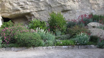 Abbaye Saint-Hilaire, monument historique class des XIIe et XIIIe sicles, premier btiment conventuel carme (XIIIe sicle) du Comtat Venaissin (1274-1791) - Mnerbes - Vaucluse - Jardin des frres classe M.H. en 1961