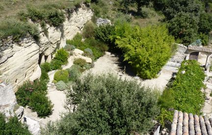 Abbaye Saint-Hilaire, monument historique class des XIIe et XIIIe sicles, premier btiment conventuel carme (XIIIe sicle) du Comtat Venaissin (1274-1791) - Mnerbes - Vaucluse - Jardin des frres classe M.H. en 1961