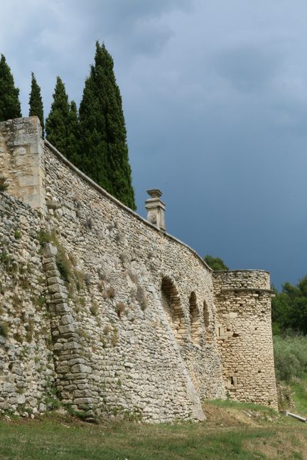 Abbaye Saint-Hilaire, monument historique class des XIIe et XIIIe sicles, premier btiment conventuel carme (XIIIe sicle) du Comtat Venaissin (1274-1791) - Mnerbes - Vaucluse - Grande terrasse classe M.H. en 1961