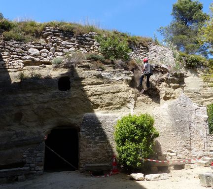 Abbaye Saint-Hilaire, monument historique class, premier btiment conventuel carme (XIIIe sicle) du Comtat Venaissin (1274-1791), lev sur un site troglodytique de la commune de Mnerbes - Vaucluse - Spyd purgant le front de molasse dans le cour du chevet, 16 mai 2014