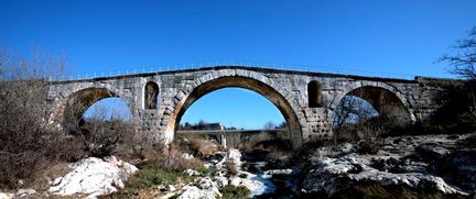 Le Pont julien franchissant le Cavalon - Bonnieux