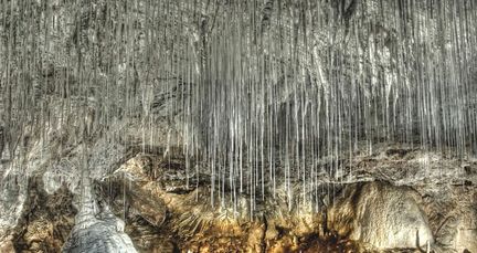 Une fistuleuse est une fine stalactite forme d'un tube naturel de concrtion de calcite au sein duquel circule l'eau d'infiltration
